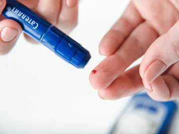 Medir la glucosa con glucómetro Medir la glucosa con glucómetro