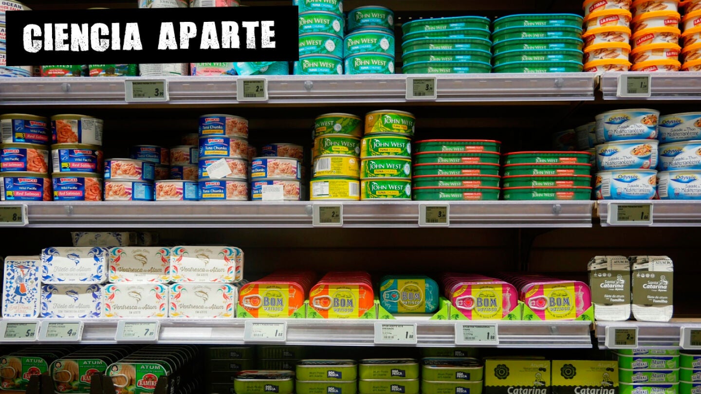 Latas de at&uacute;n en conserva en un supermercado