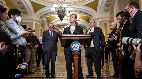 La senadora demócrata de Wisconsin Tammy Baldwin habla con los medios de comunicación sobre el proyecto de ley para proteger el matrimonio homosexual. La senadora demócrata de Wisconsin Tammy Baldwin habla con los medios de comunicación sobre el proyecto de ley para proteger el matrimonio homosexual.