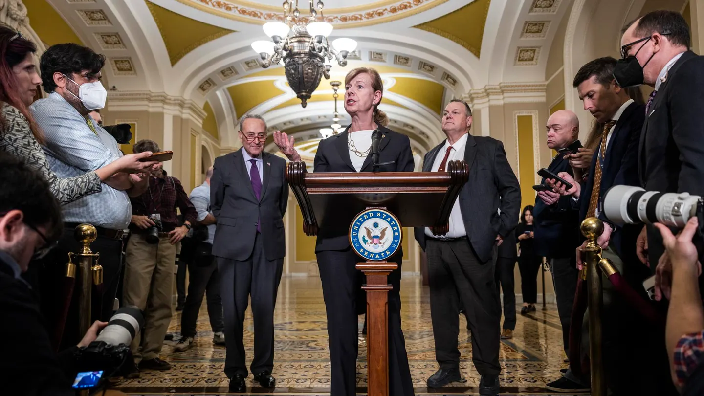 La senadora demócrata de Wisconsin Tammy Baldwin habla con los medios de comunicación sobre el proyecto de ley para proteger el matrimonio homosexual. La senadora demócrata de Wisconsin Tammy Baldwin habla con los medios de comunicación sobre el proyecto de ley para proteger el matrimonio homosexual.