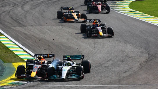 El toque entre Lewis Hamilton y Max Verstappen en el GP de Brasil El toque entre Lewis Hamilton y Max Verstappen en el GP de Brasil