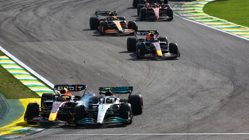 El toque entre Lewis Hamilton y Max Verstappen en el GP de Brasil