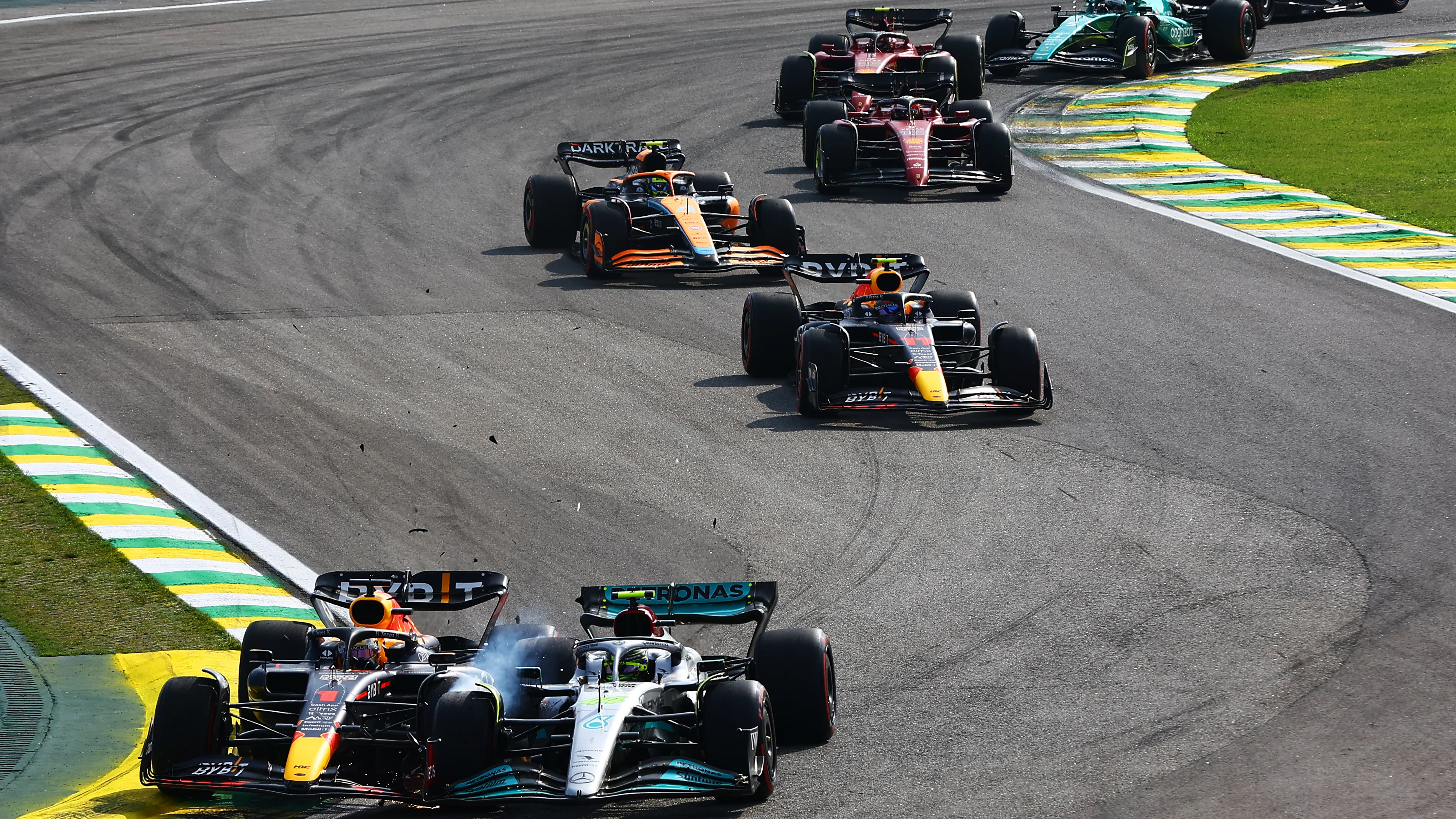 El toque entre Lewis Hamilton y Max Verstappen en el GP de Brasil