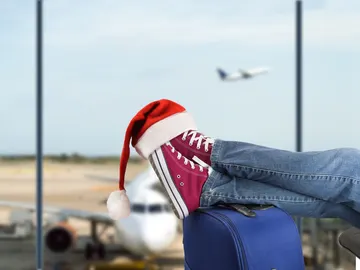 Chico viajando en Navidad Chico viajando en Navidad