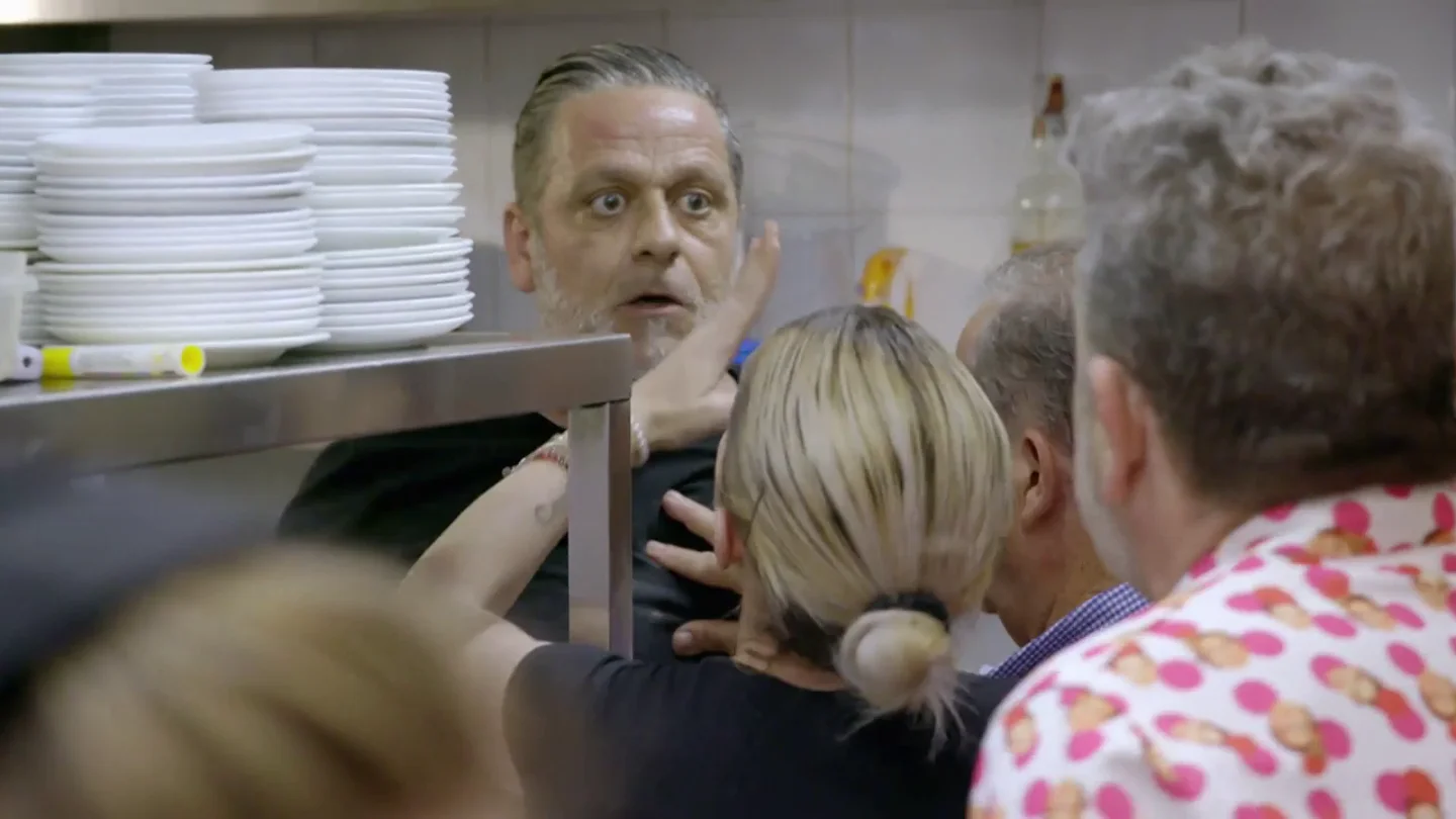 Tremenda bronca entre Chicote y el cocinero de El Palomo: "¡¿Que me vaya a chuparla?!" Tremenda bronca entre Chicote y el cocinero de El Palomo: "¡¿Que me vaya a chuparla?!"