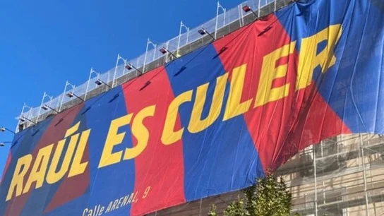 Pancarta con la frase "Raúl es culer" Pancarta con la frase "Raúl es culer"