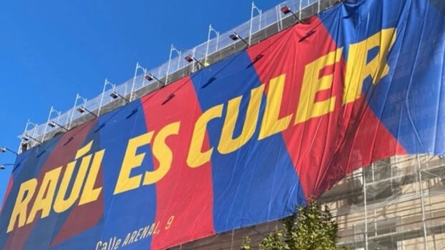 Pancarta con la frase "Raúl es culer" Pancarta con la frase "Raúl es culer"