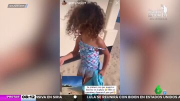 El divertido vídeo de la hija de Georgina y Cristiano Ronaldo contando cómo su madre se ha quedado dormida en la playa