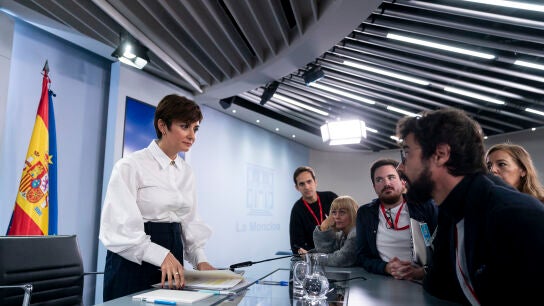 La ministra de Pol&iacute;tica Territorial y portavoz del Gobierno central, Isabel Rodr&iacute;guez, ofrece declaraciones a los medios de comunicaci&oacute;n.