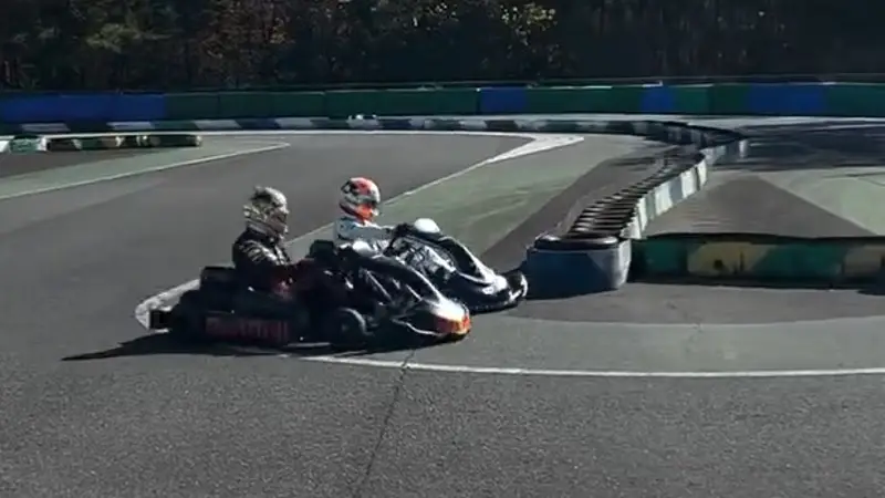 Yuki Tsunoda y Max Verstappen, en karts eléctricos