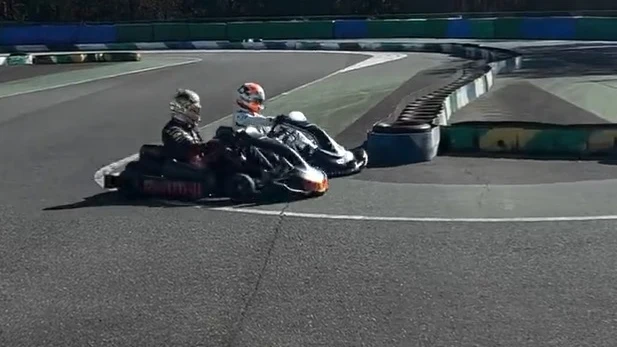 Yuki Tsunoda y Max Verstappen, en karts eléctricos