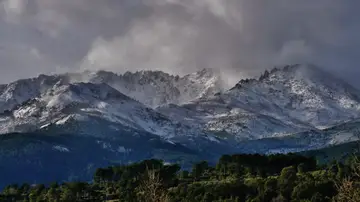 La sierra de Gredos en invierno vista desde Arenas de San Pedro