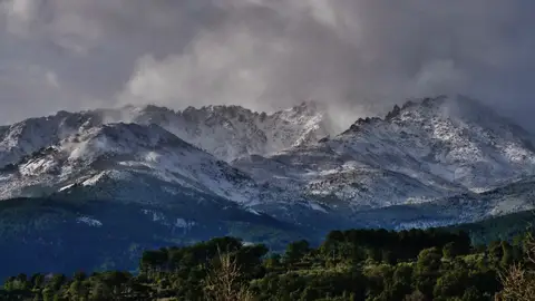 La sierra de Gredos en invierno vista desde Arenas de San Pedro La sierra de Gredos en invierno vista desde Arenas de San Pedro