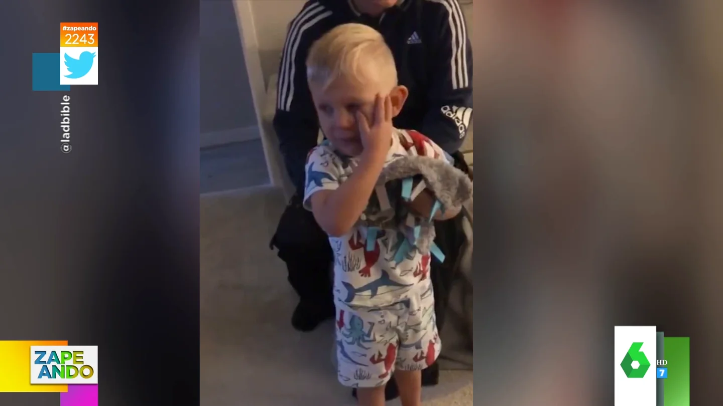 Las lágrimas de un niño al ver todos los regalos que tiene por su cumpleaños Las lágrimas de un niño al ver todos los regalos que tiene por su cumpleaños