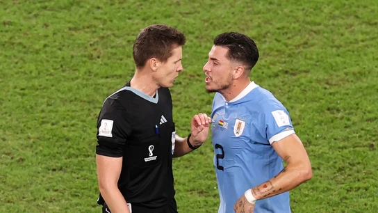 Giménez protesta al árbitro Giménez protesta al árbitro