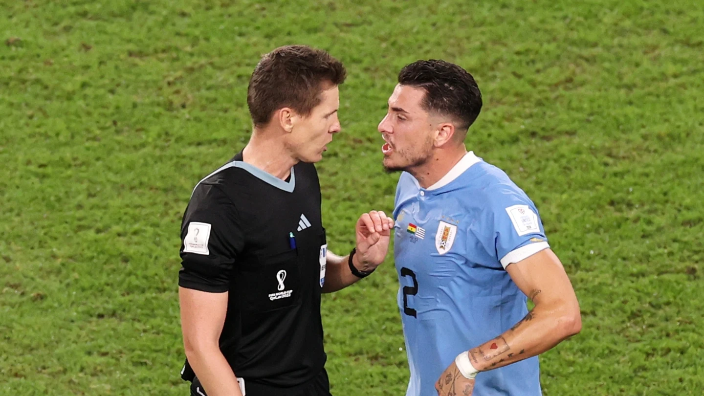 Giménez protesta al árbitro Giménez protesta al árbitro