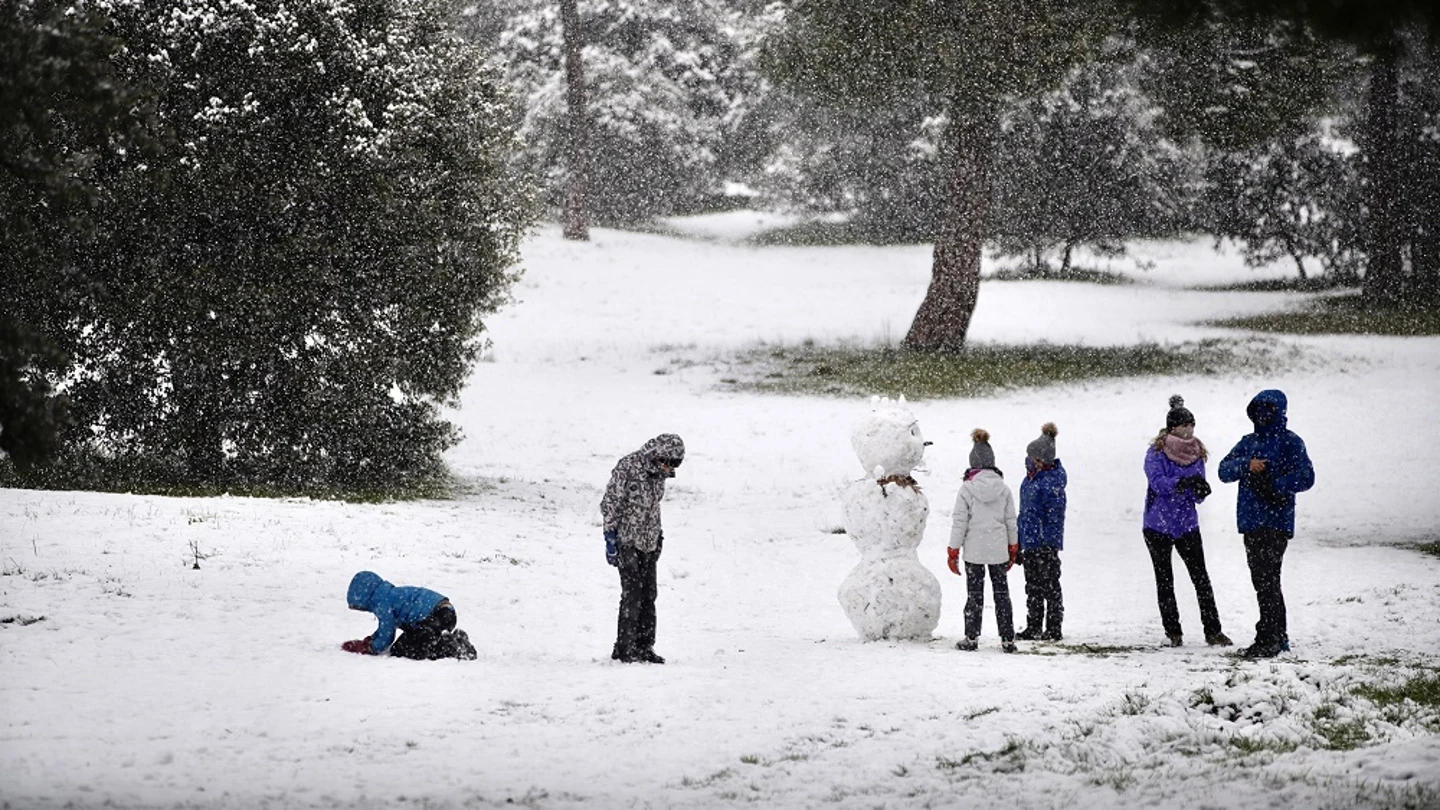 Imagen de archivo de niños jugando con la nieve Imagen de archivo de niños jugando con la nieve