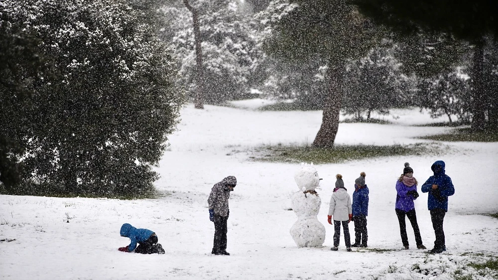 Imagen de archivo de niños jugando con la nieve