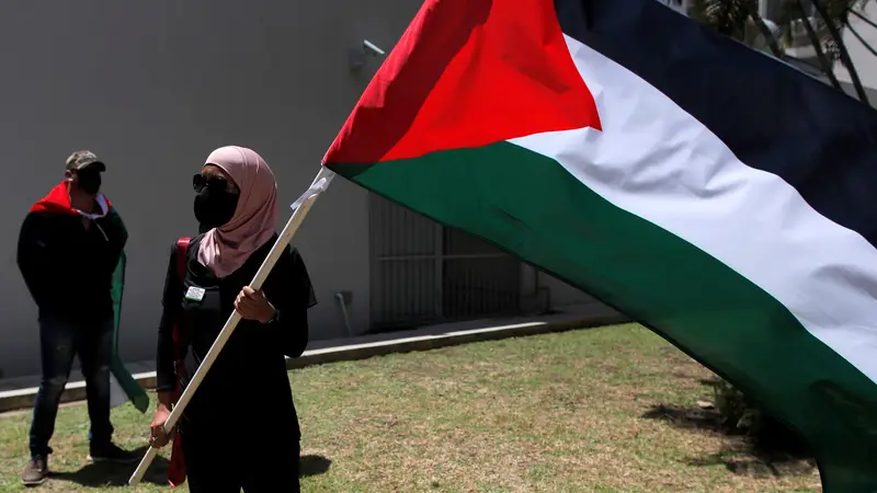 Un grupo de palestinos con su bandera, en una fotografía de archivo.