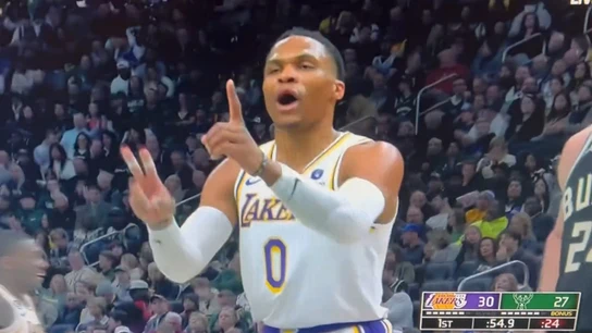 Russell Westbrook cuenta los segundos del tiro libre de Antetokoumpo Russell Westbrook cuenta los segundos del tiro libre de Antetokoumpo