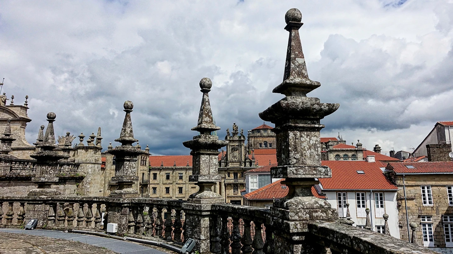 Detienen a un joven tras agredir con una barra metálica al sacristán de una iglesia en Santiago de Compostela Detienen a un joven tras agredir con una barra metálica al sacristán de una iglesia en Santiago de Compostela