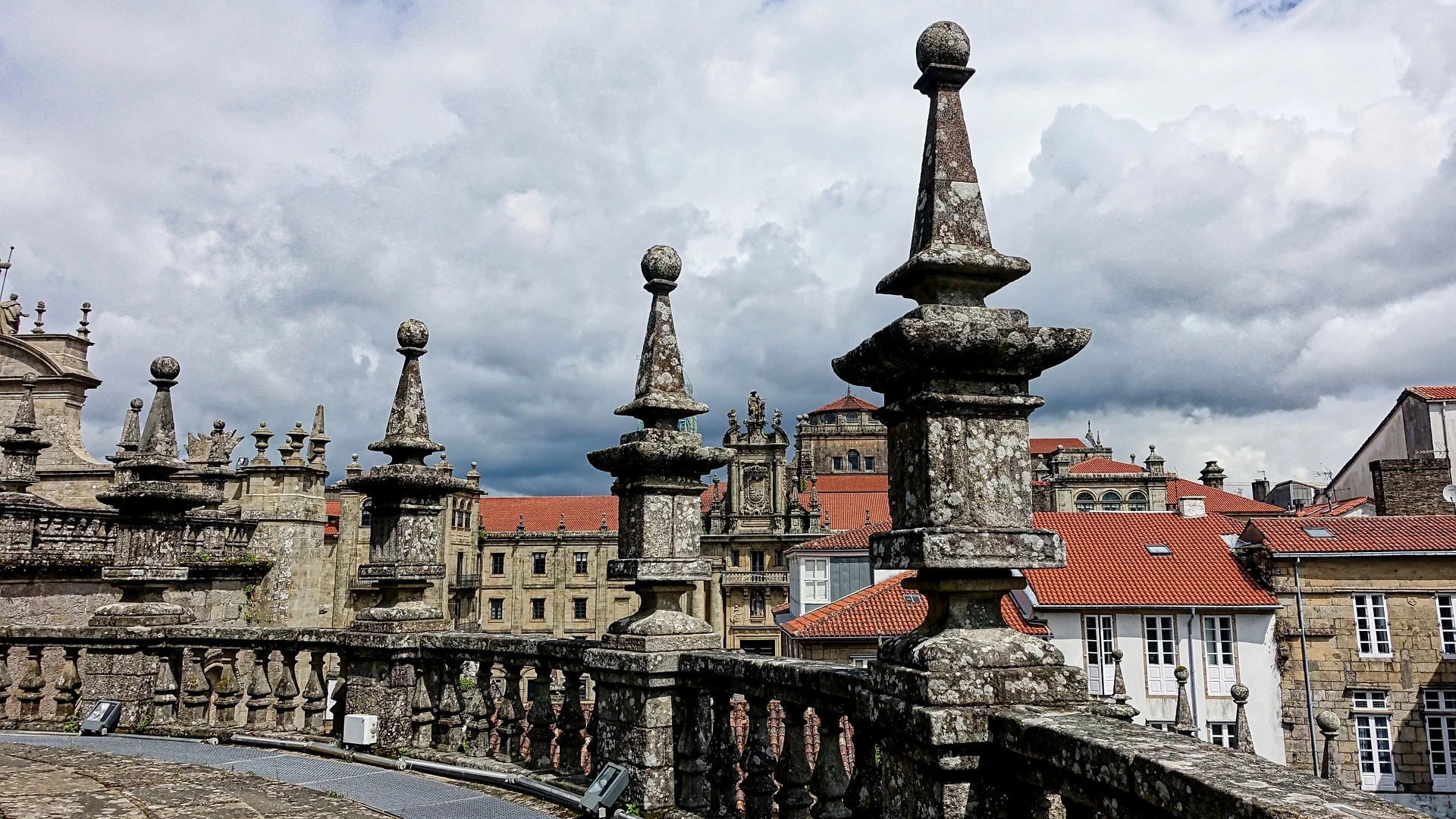 Detienen a un joven tras agredir con una barra metálica al sacristán de una iglesia en Santiago de Compostela