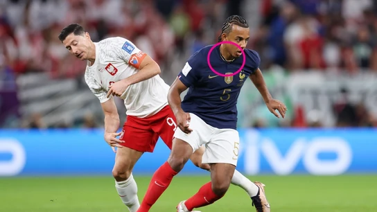 Jules Koundé, con una cadena durante el Francia-Polonia Jules Koundé, con una cadena durante el Francia-Polonia