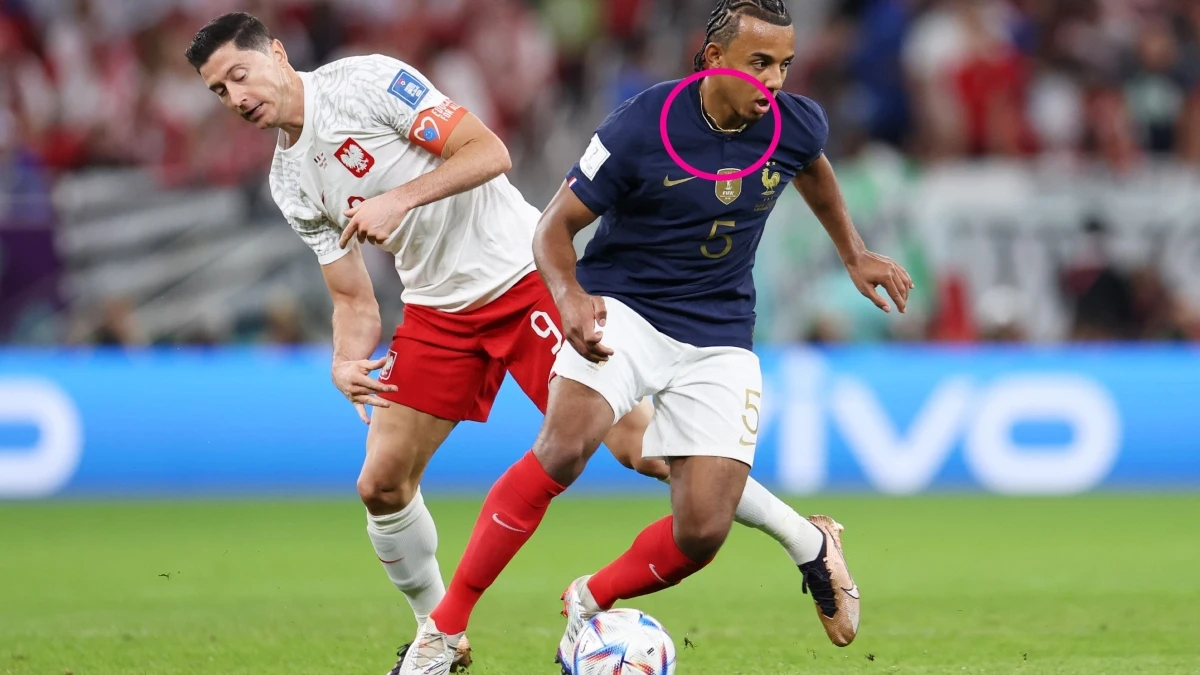 Jules Koundé, con una cadena durante el Francia-Polonia