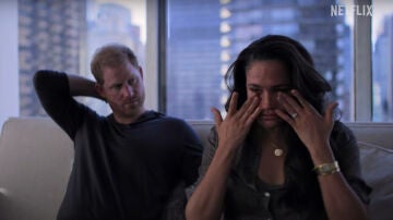 Meghan wipes away tears at Harry's look at a difficult moment in 'Henry and Meghan'.