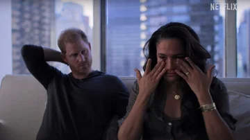 Meghan se seca las lágrimas ante la mirada de Enrique en un momento complicado de 'Enrique y Meghan'.