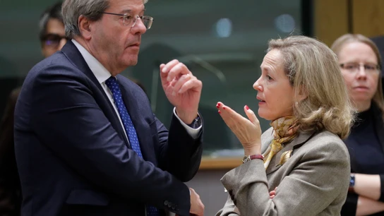 La vicepresidenta Nadia Calviño charla con el comisario europeo de Economía, Paolo Gentiloni, antes de la reunión del Eurogrupo. La vicepresidenta Nadia Calviño charla con el comisario europeo de Economía, Paolo Gentiloni, antes de la reunión del Eurogrupo.