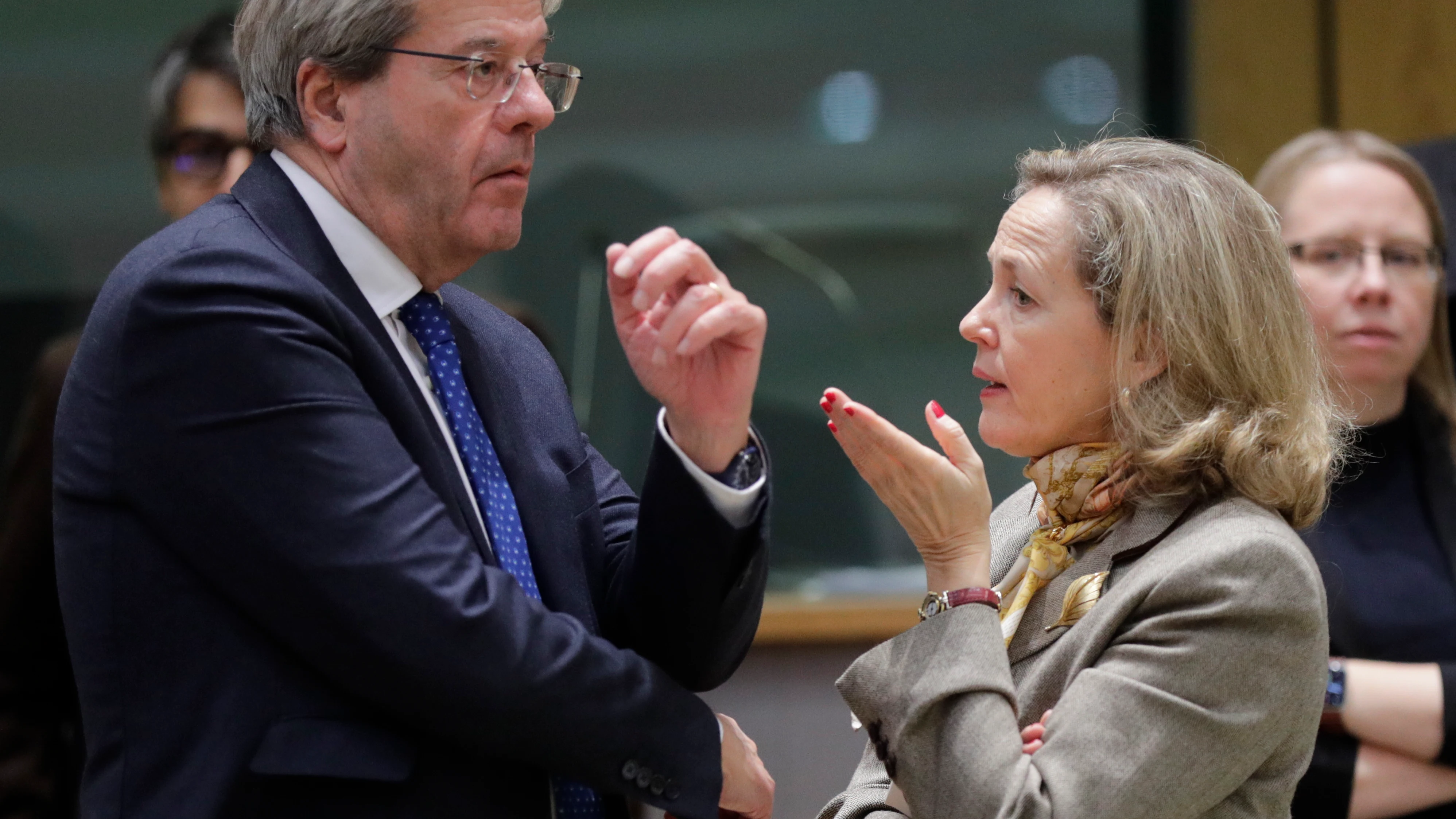 La vicepresidenta Nadia Calviño charla con el comisario europeo de Economía, Paolo Gentiloni, antes de la reunión del Eurogrupo.