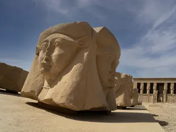  cabeza de la diosa Hathor frente al antiguo templo egipcio de Dendera o Templo hathor
