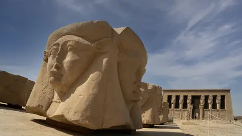 cabeza de la diosa Hathor frente al antiguo templo egipcio de Dendera o Templo hathor cabeza de la diosa Hathor frente al antiguo templo egipcio de Dendera o Templo hathor