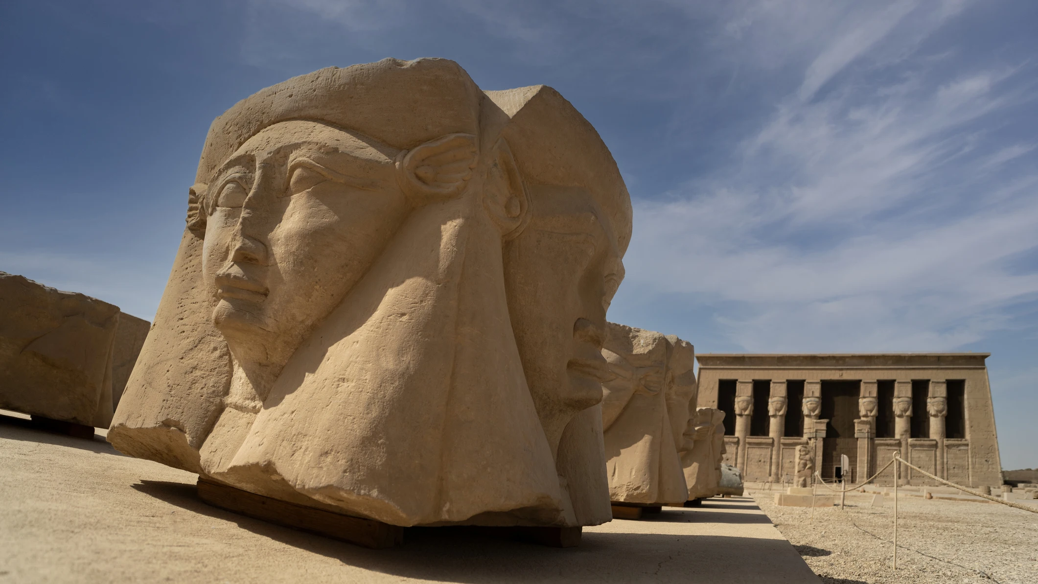 cabeza de la diosa Hathor frente al antiguo templo egipcio de Dendera o Templo hathor cabeza de la diosa Hathor frente al antiguo templo egipcio de Dendera o Templo hathor