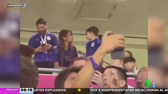 El feo gesto por el que el pequeño Mateo Messi se lleva una regañina de su madre en pleno partido del Mundial El feo gesto por el que el pequeño Mateo Messi se lleva una regañina de su madre en pleno partido del Mundial