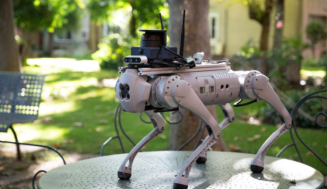 El perro robótico Tefi, creado por investigadores del CSIC, está pensado para asistir a personas con discapacidad.
