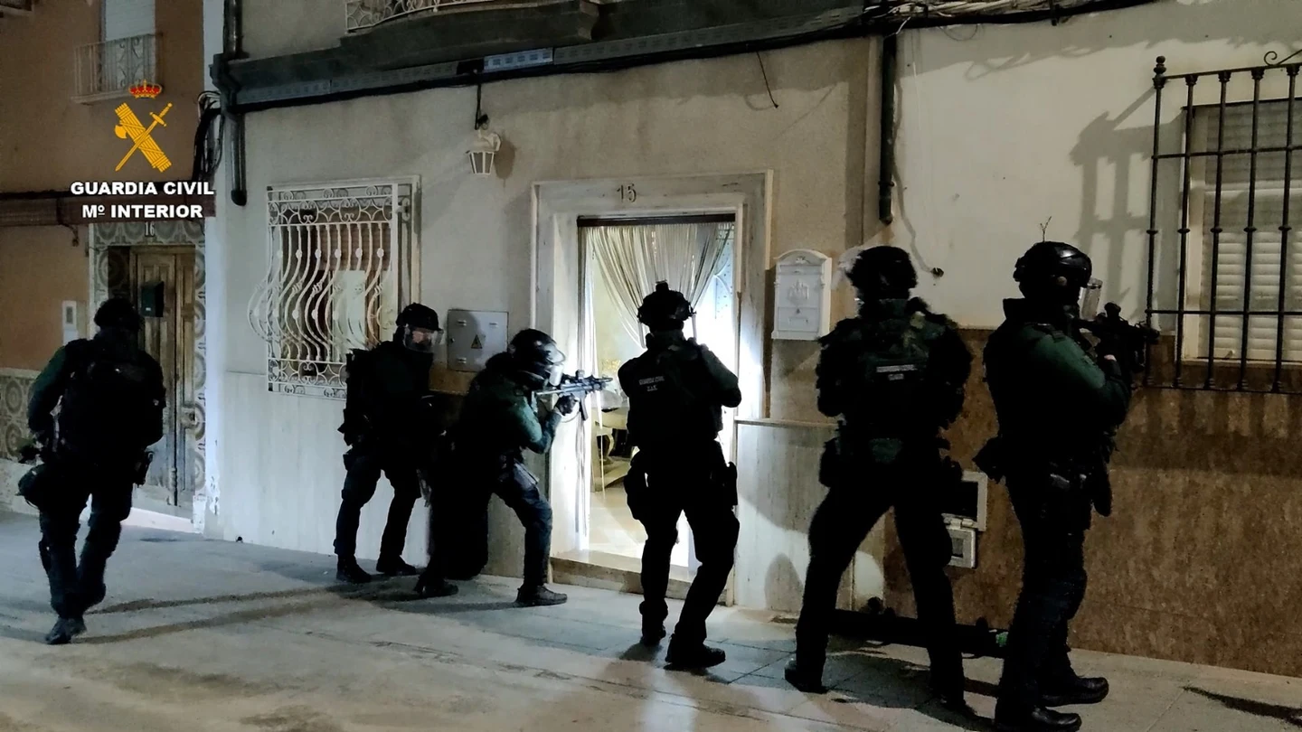Treinta detenidos en Andalucía por traficar con marihuana que camuflaban como ayuda humanitaria para Ucrania Treinta detenidos en Andalucía por traficar con marihuana que camuflaban como ayuda humanitaria para Ucrania