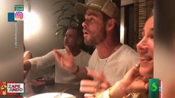 El divertido vídeo de Chris Hemsworth cazando comida en el aire mientras Elsa Pataky no puede contener la risa