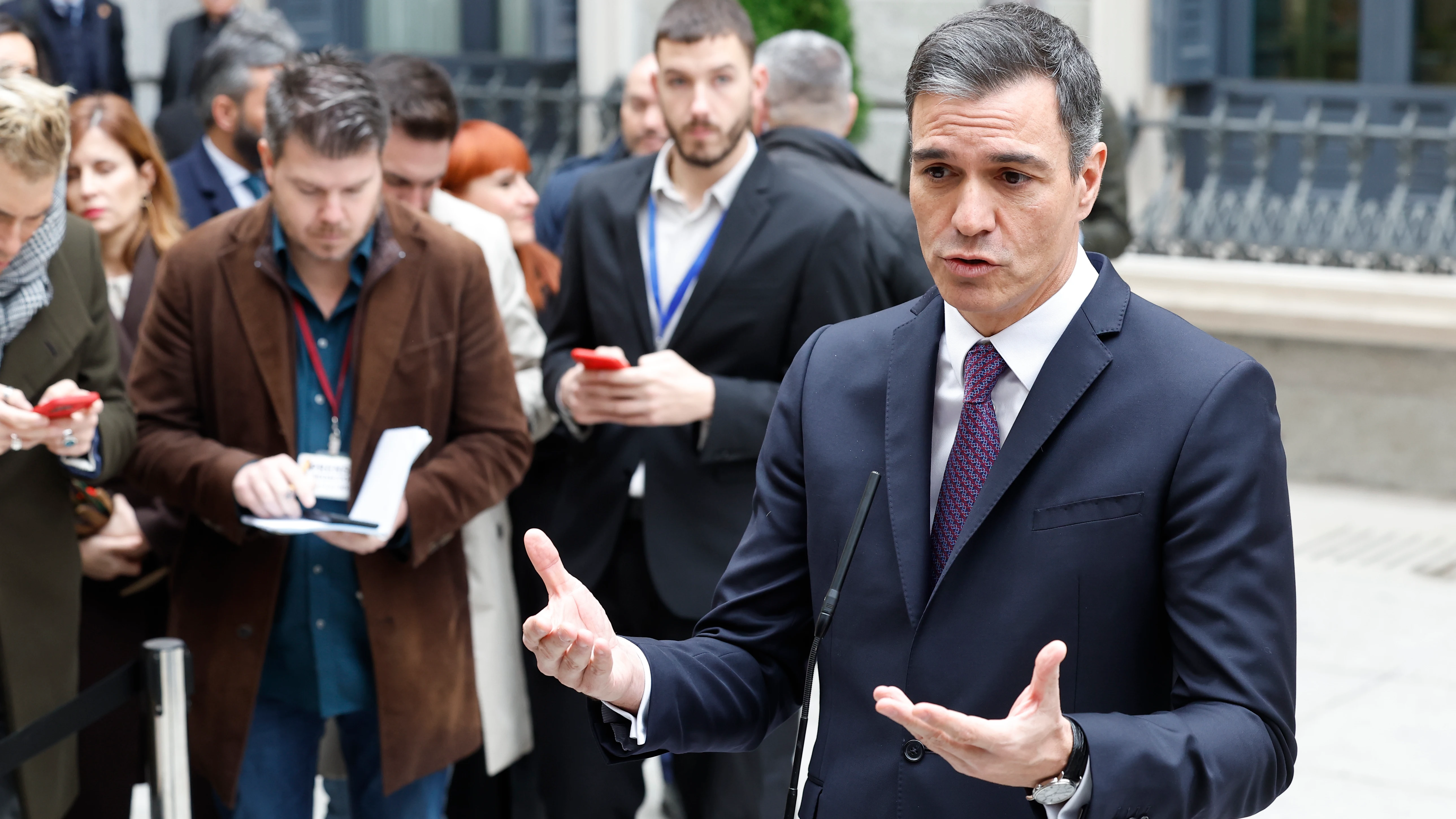 El presidente del Gobierno, Pedro Sánchez, en declaraciones en el patio del Congreso.