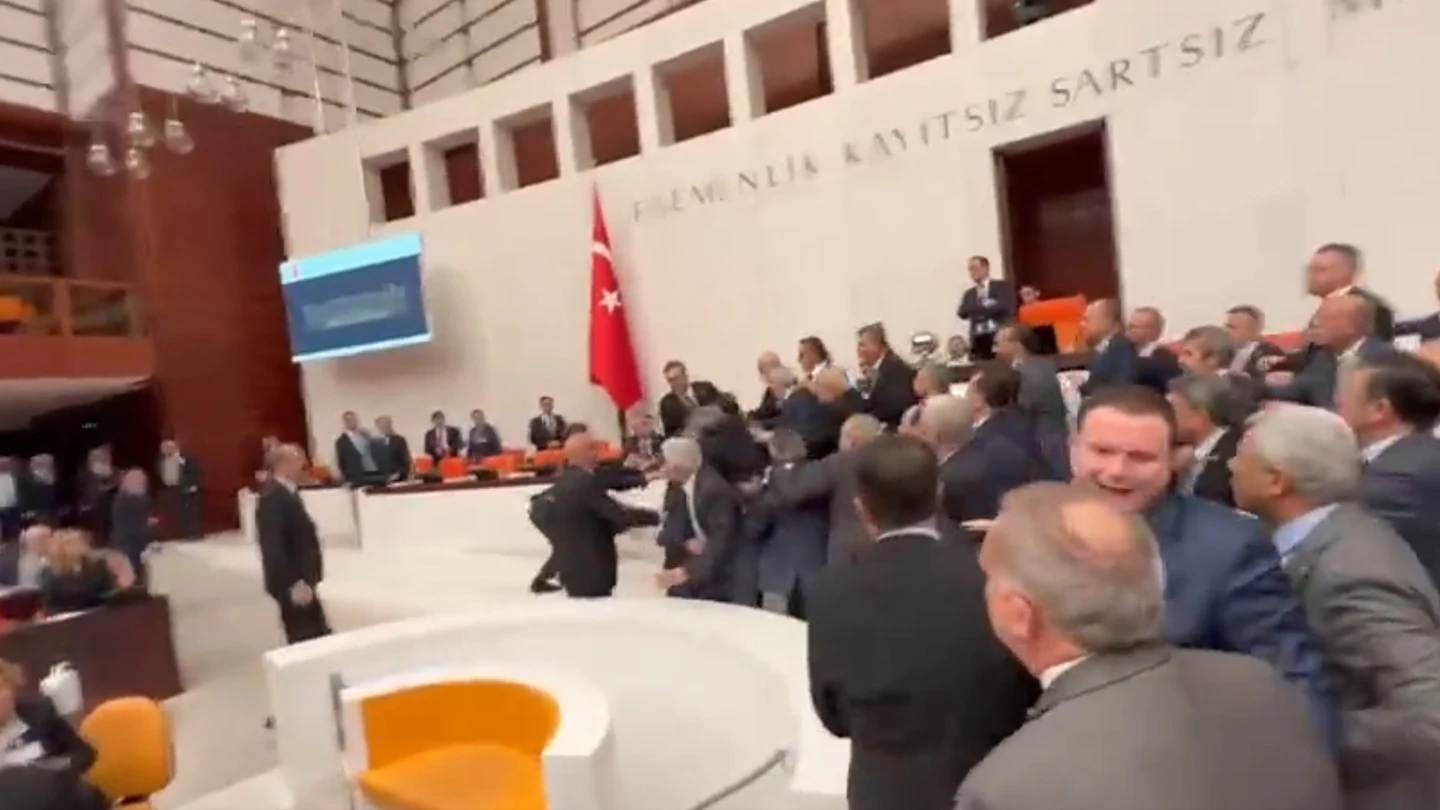 Un diputado turco, en estado crítico tras una pelea a golpes en el Parlamento Un diputado turco, en estado crítico tras una pelea a golpes en el Parlamento