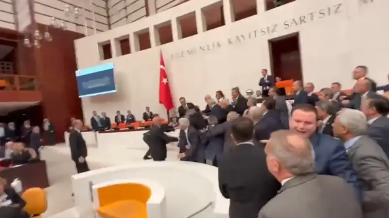 Un diputado turco, en estado crítico tras una pelea a golpes en el Parlamento