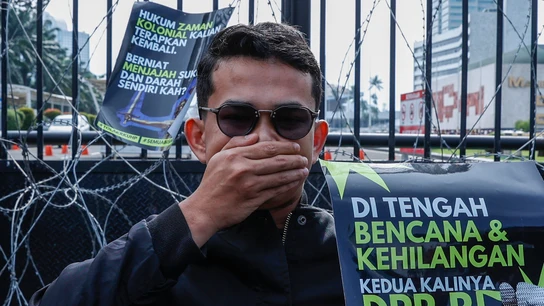 Un hombre protesta en Indonesia por la nueva reforma penal Un hombre protesta en Indonesia por la nueva reforma penal