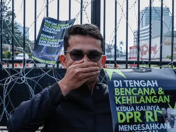 Un hombre protesta en Indonesia por la nueva reforma penal