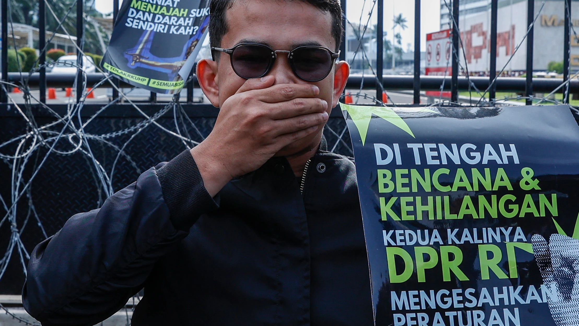 Un hombre protesta en Indonesia por la nueva reforma penal