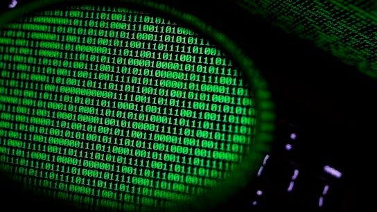 Imagen de archivo de un ordenador mostrando un c&oacute;digo binario.