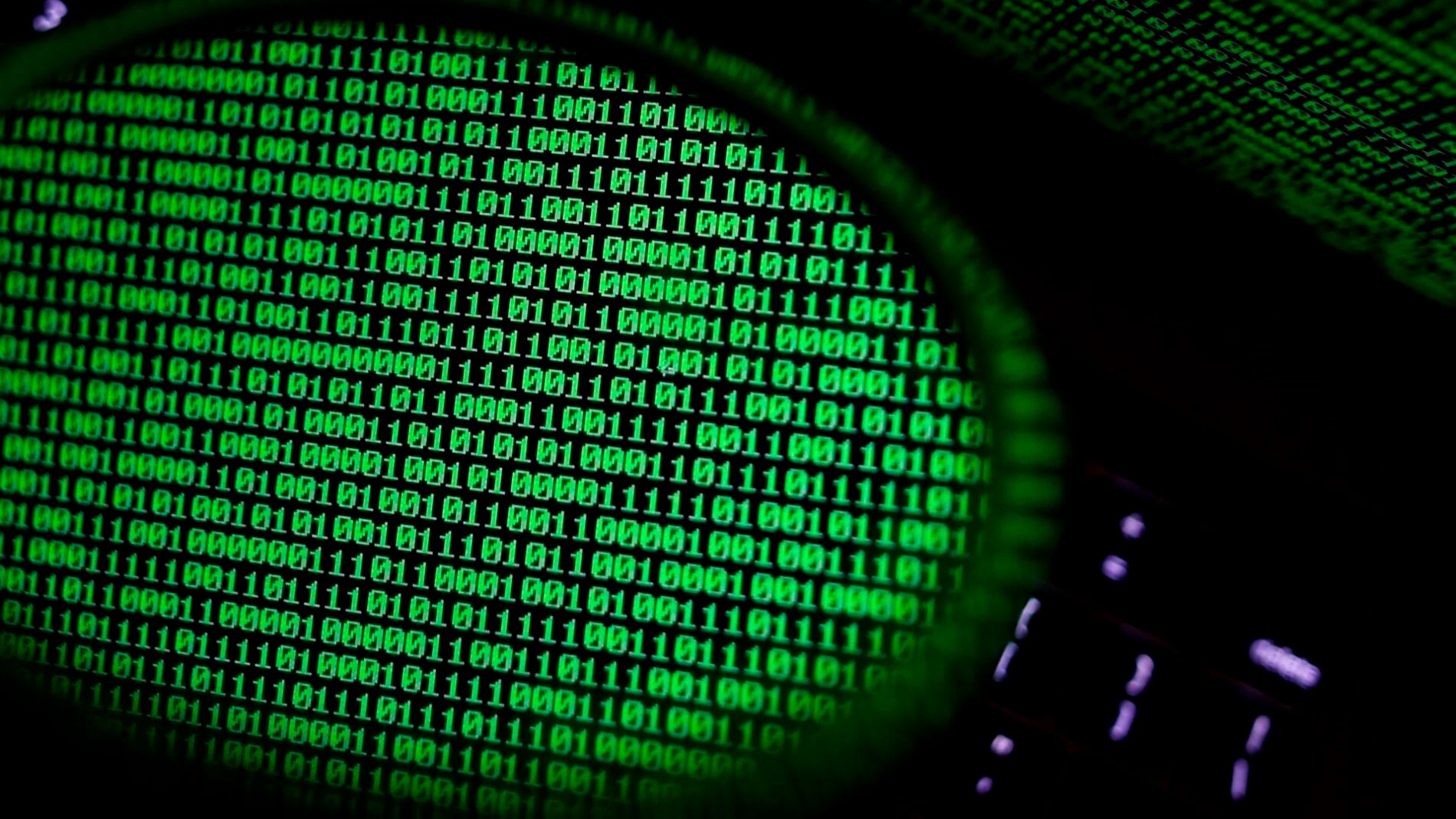 Imagen de archivo de un ordenador mostrando un código binario.
