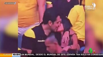 Un hombre es pillado besando a su amante por la &#39;Kiss Cam&#39; de un partido de fútbol