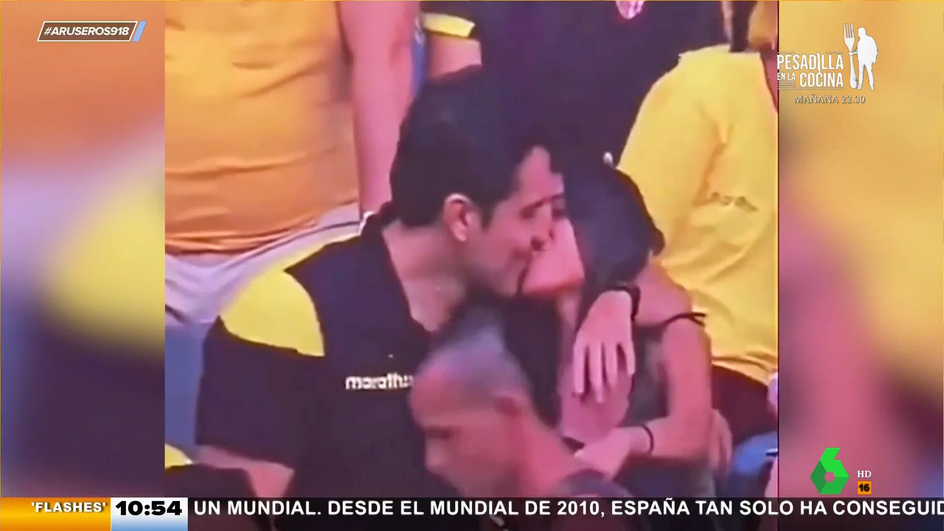 Un hombre es pillado besando a su amante por la 'Kiss Cam' de un partido de fútbol