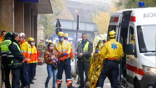 Personal sanitario y de seguridad realizan su trabajo este miércoles en la estación de Montcada i Reixac (Barcelona) Personal sanitario y de seguridad realizan su trabajo este miércoles en la estación de Montcada i Reixac (Barcelona)